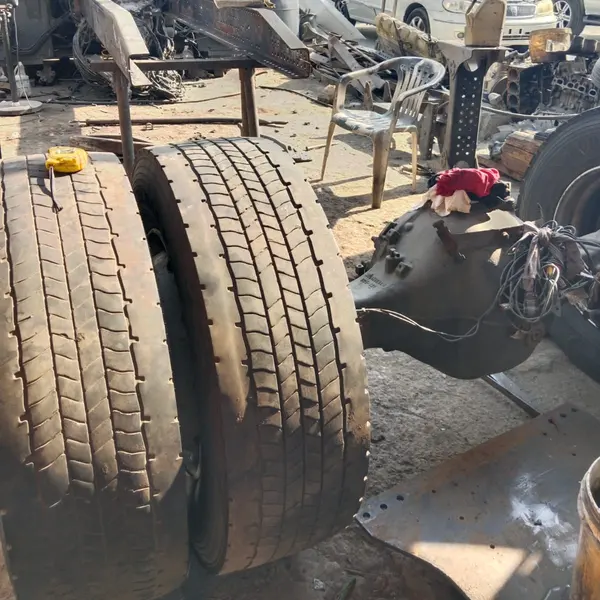Heavy truck tyre and wheel assembly in the workshop