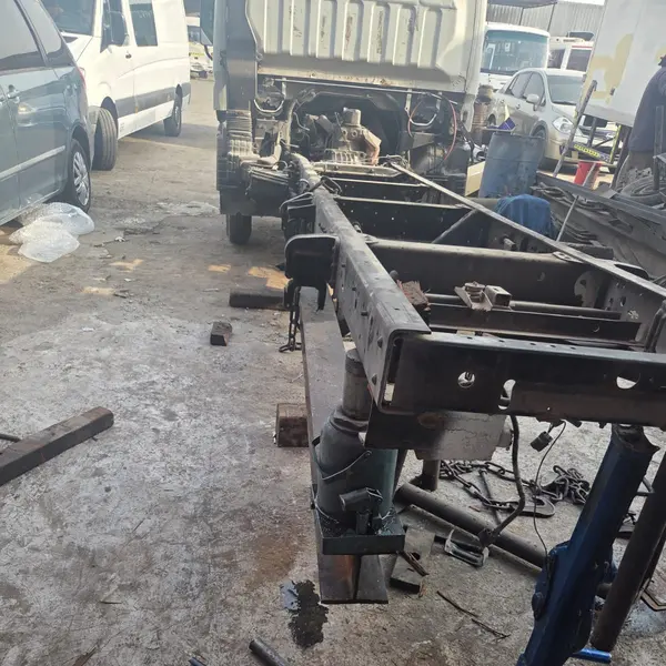 Chassis frame straightening on support stands