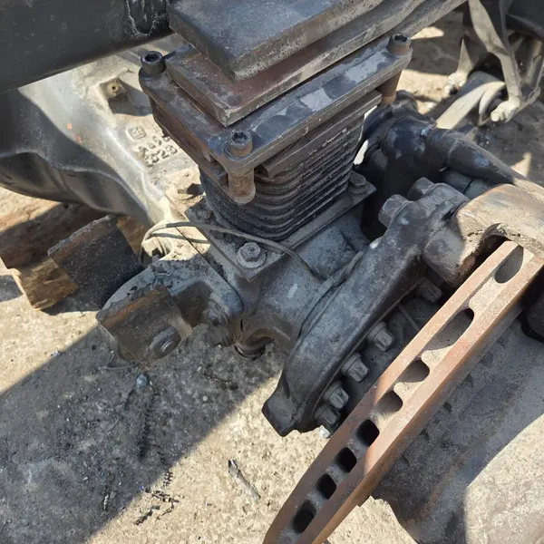 Leaf spring suspension assembly on a truck rear axle