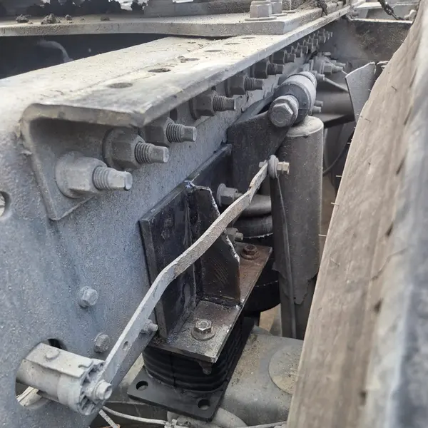 Leaf spring and shackle mounting on a heavy vehicle
